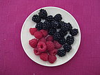 Brombeeren und Himbeeren auf rosa Brombeeren und Himbeeren auf rosa
